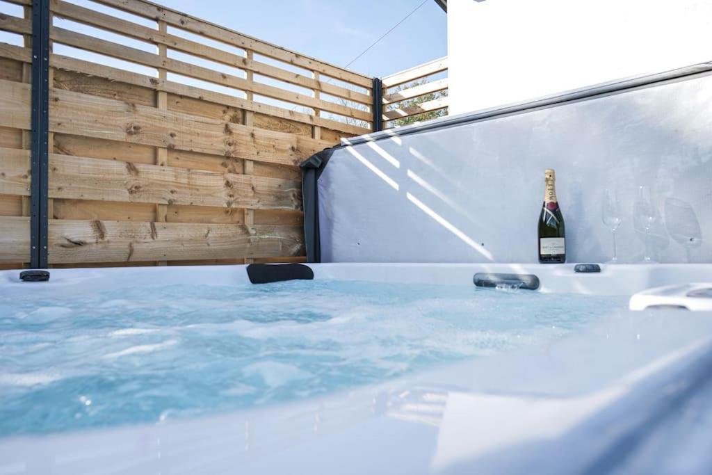 Hoxne Cottages - Daisy Cottage With Private Hot Tub York Exterior photo
